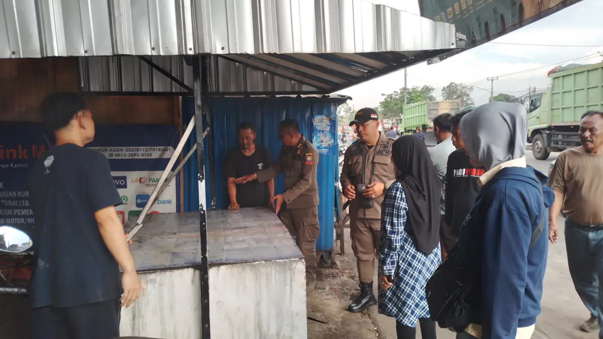 Sejumlah Gerobak PKL di Depan PT Kahatex Dibersihkan, Pemberlakuan Jam Berjualan Dibatasi 