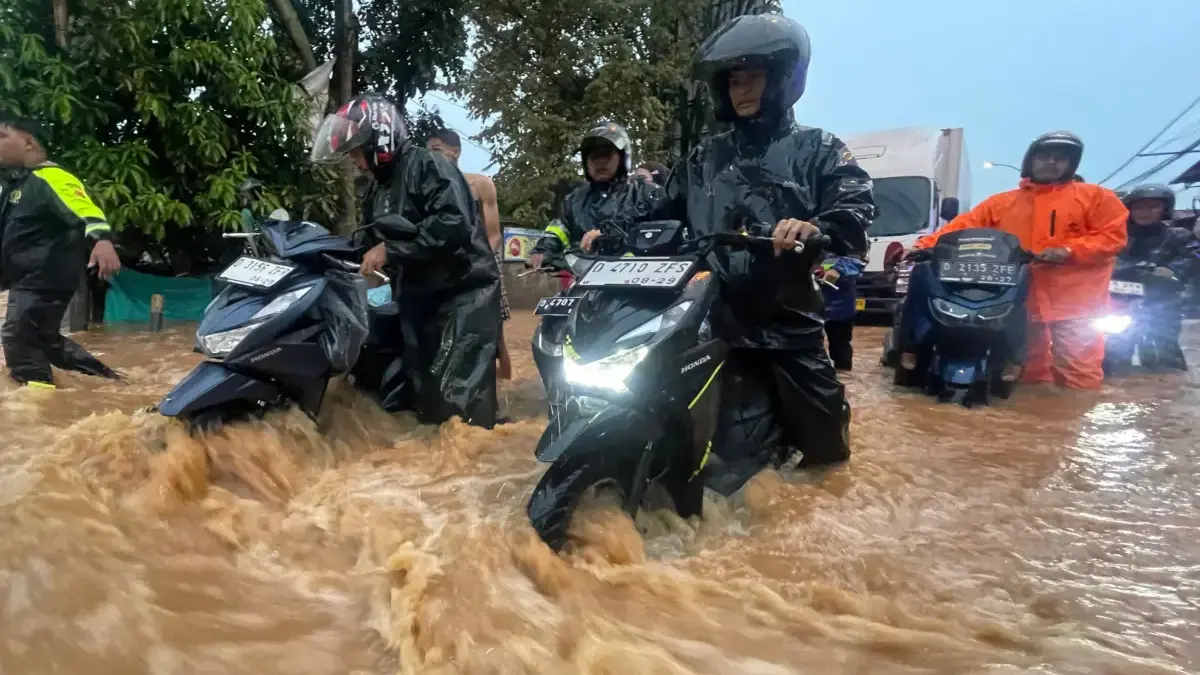 Banjir Rendam Jalan Banjaran–Soreang, Arus Lalin Tersendat dan Polisi Turun Membantu Warga