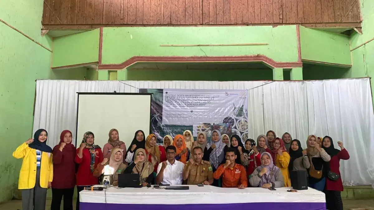 UBK Bersama Kader Jambelaer Kembangkan Minuman Herbal Berbasis TOGA Tim dosen Universitas Bhakti Kencana bersama para kader Desa Jambelaer usai pelatihan pembuatan Minuman Kiwari