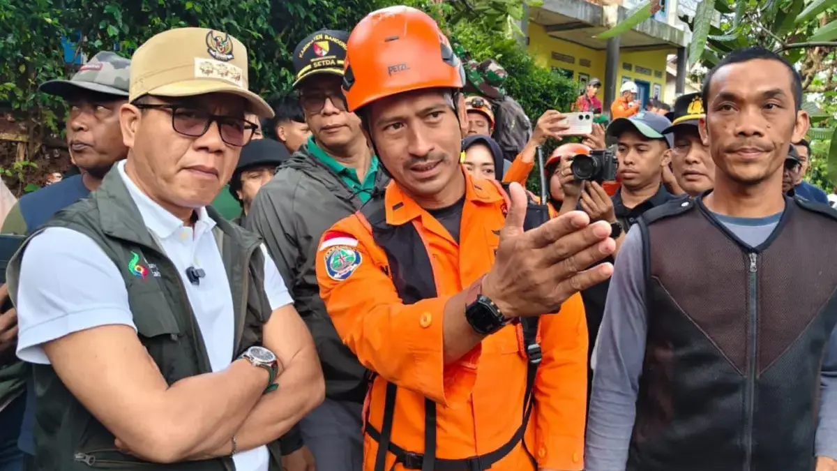 Bupati Bandung Instruksikan Area Longsor Arjasari Ditutup, 100 Personel Dikerahkan Cari Tiga Korban Bupati Bandung Instruksikan Area Longsor Arjasari Ditutup, 100 Personel Dikerahkan Cari Tiga Korban