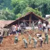 Gerak Cepat, Pemprov Jabar Berikan Bantuan Logistik ke Korban Longsor Arjasari Bandung