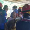 Dramatis! Aksi Heroik Damkar Kabupaten Bogor Evakuasi Wanita Obesitas dengan Melewati Jalanan Licin