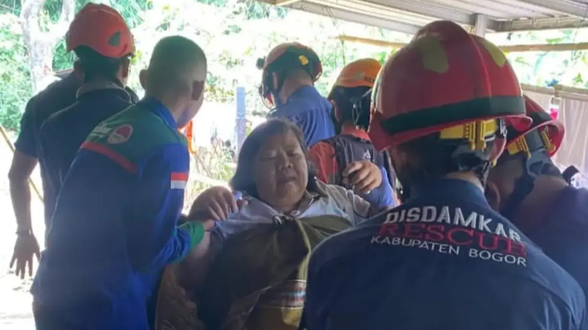 Dramatis! Aksi Heroik Damkar Kabupaten Bogor Evakuasi Wanita Obesitas dengan Melewati Jalanan Licin Dramatis! Aksi Heroik Damkar Kabupaten Bogor Evakuasi Wanita Obesitas dengan Melewati Jalanan Licin