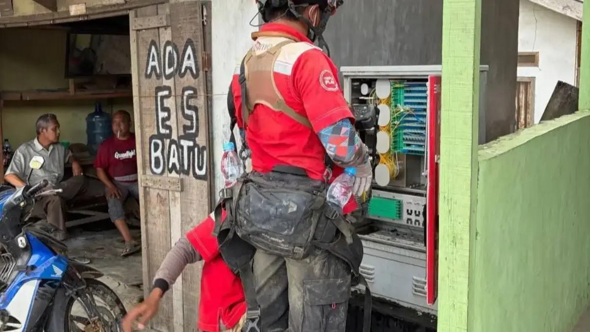 Tim Telkom Akses yang melakukan pemulihan jaringan di wilayah yang terdampak banjir dan tanah longsor di Sumat
