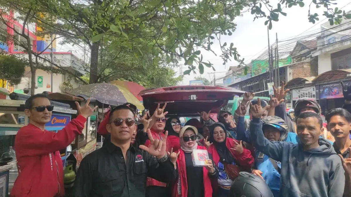 Di Balik Ramainya Pasar Padalarang, PDIP Gelar Aksi yang Bikin Warga Terkejut Dapur Umum Gotong Royong