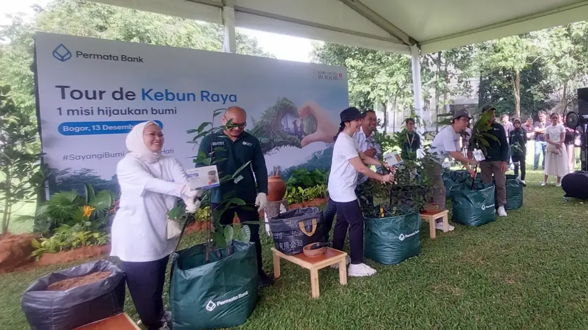 Gelar \'Tour de Kebun Raya\' di Bogor, Permata Bank Lakukan Jalan Santai Sambil Menanam Pohon 