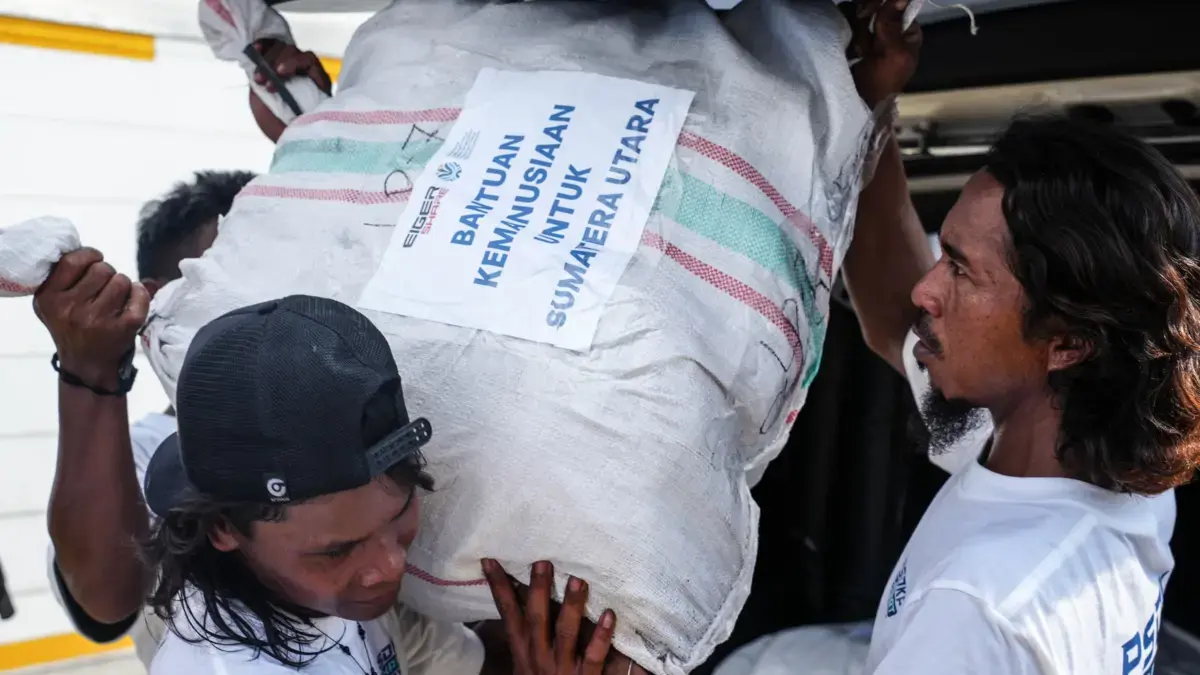 Bantu Korban Bencana Banjir dan Longsor, EIGER Kirim 5 Ton Pakaian Baru ke Sumatra