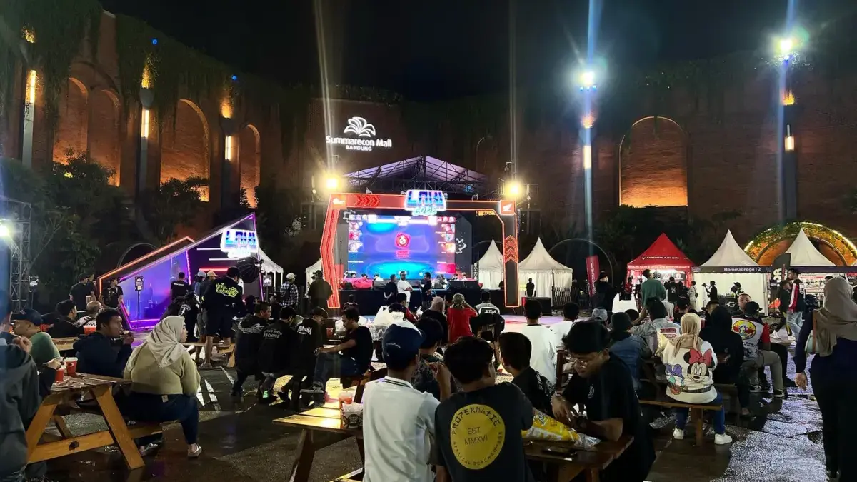 Kemeriahan acara Laki Code yang diselenggarakan di Summarecon Mall Bandung bersama para pengunjung