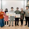 Peserta terbaik program RiseAble bersama dengan para mentor di House of Arsenia Tondano, Jakarta Selatan, bebe