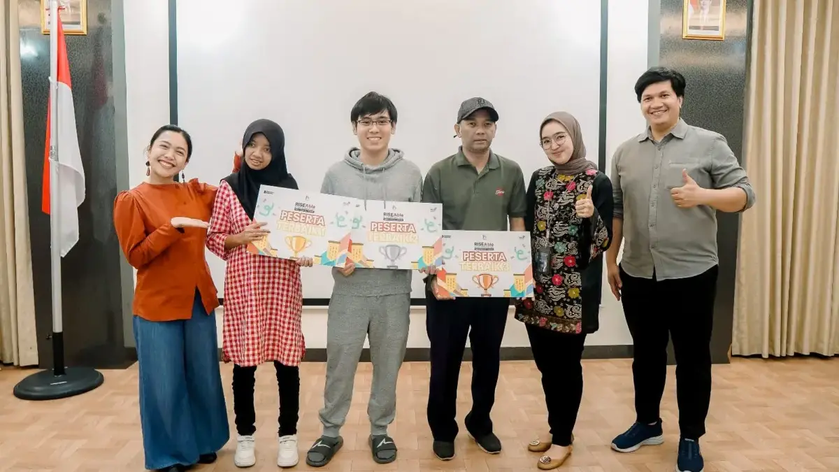 Peserta terbaik program RiseAble bersama dengan para mentor di House of Arsenia Tondano, Jakarta Selatan, bebe