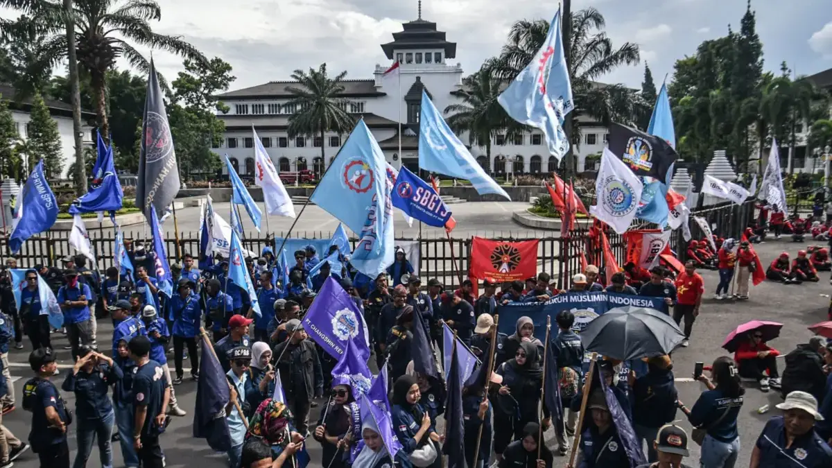 Tok! Dedi Mulyadi Teken UMP 2026 jadi Rp2,3 Juta