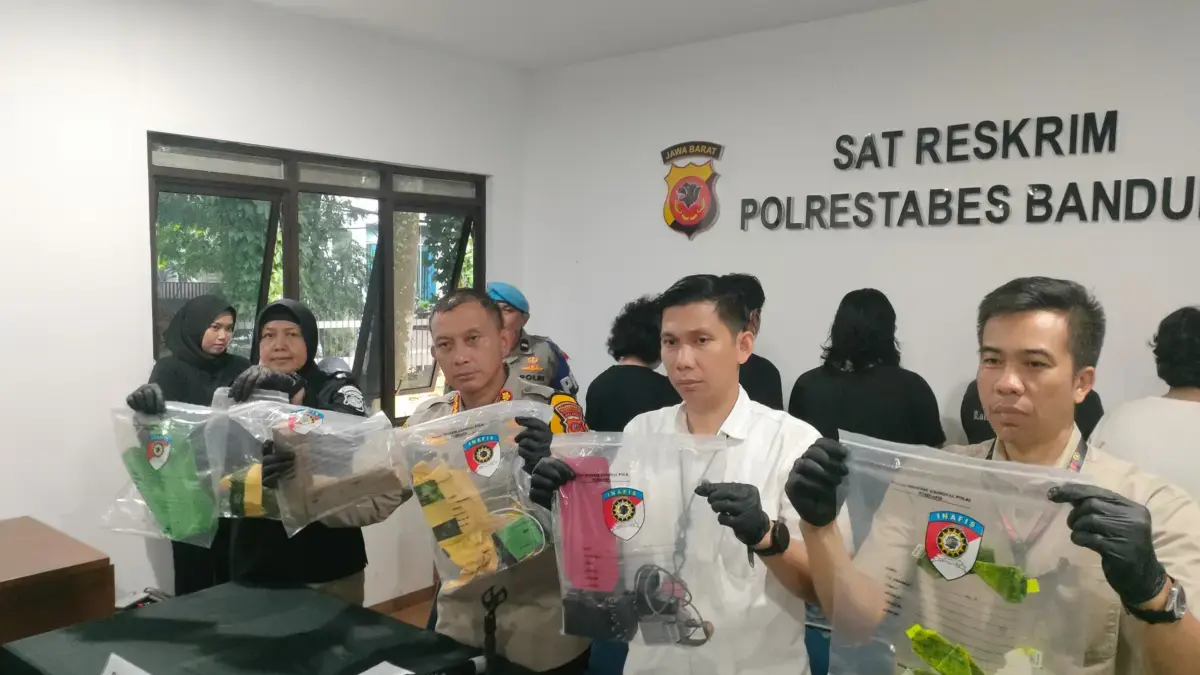 Konten Video Berujung Masalah, Polisi Tangkap 7 Pelaku Penyimpanan Benda Mirip Bom di ITC Kosambi Dok. Polrestabes Bandung saat berhasil ungkap pelaku penyimpanan benda diduga mirip bom yang terjadi di ITC