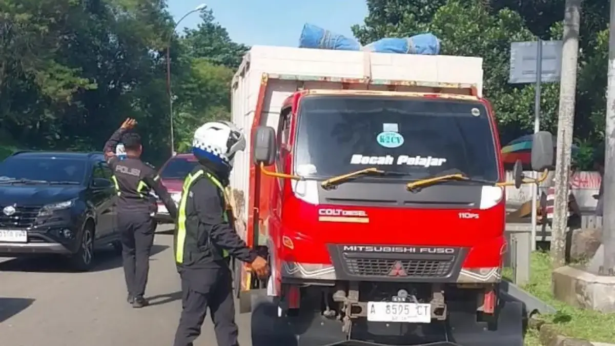 Dinilai Membahayakan Kendaraan Lain, Polisi Putar Balikan Truk Muatan Hebel di Jalur Puncak Dinilai Membahayakan Kendaraan Lain, Polisi Putar Balikan Truk Muatan Hebel di Jalur Puncak