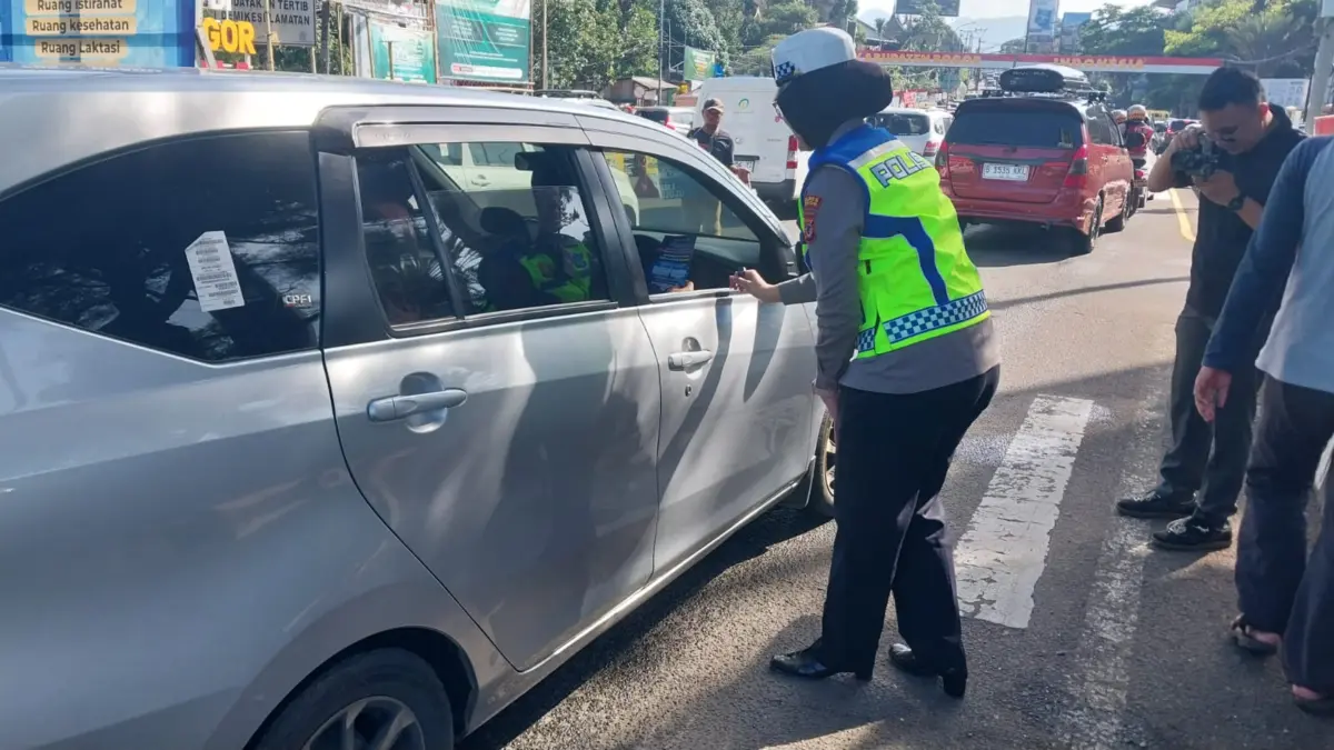 Polres Bogor Sosialisasikan Car Free Night ke Pengendara di Jalur Puncak