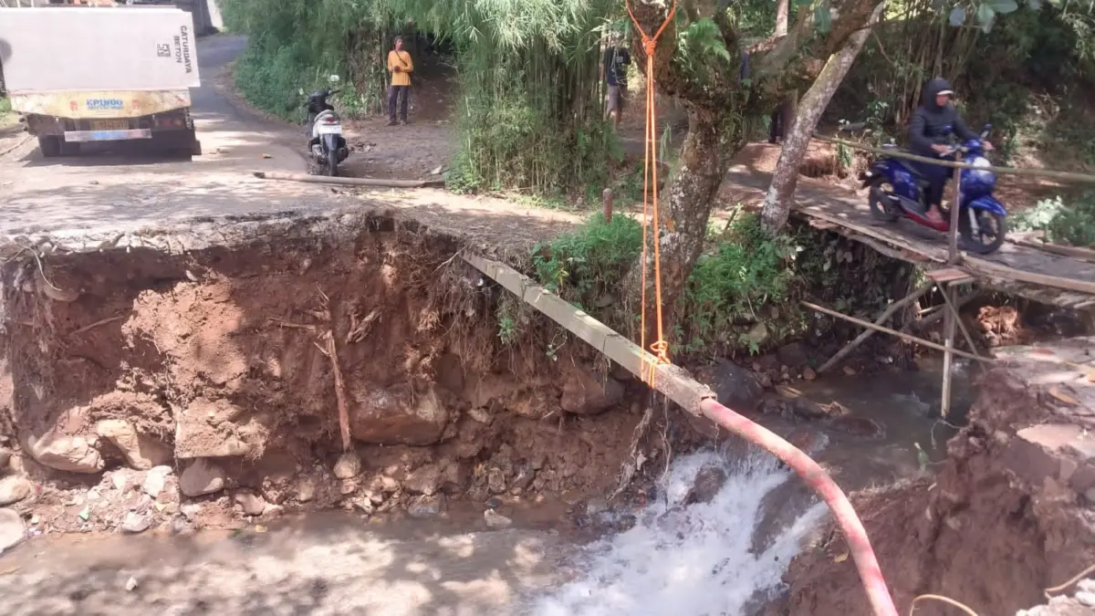 Jalan Alternatif Puncak Bogor Terputus, Warga Bangun Jembatan Bambu Jalan Alternatif Puncak Bogor Terputus, Warga Bangun Jembatan Bambu