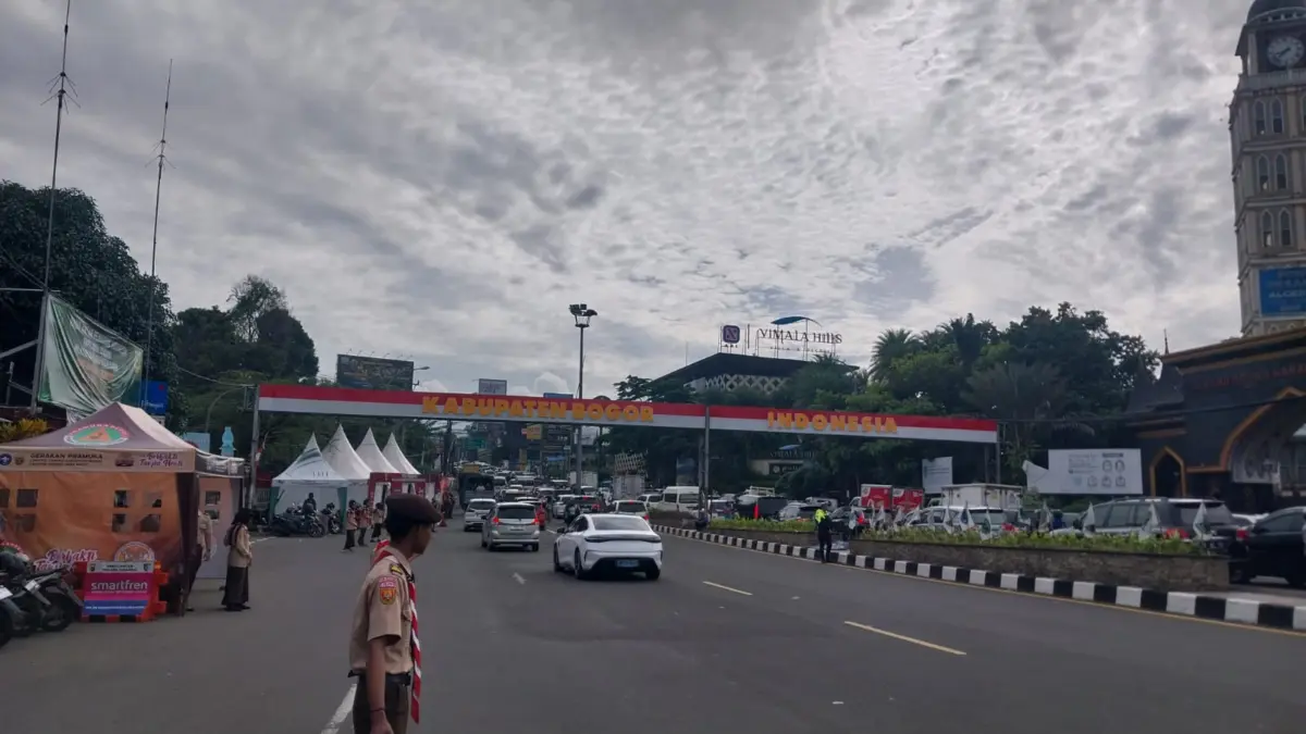 Kondisi Simpang Gadog setelah pihak kepolisian menerapkan one way arah aras, pada Jumat (25/12/2025)
