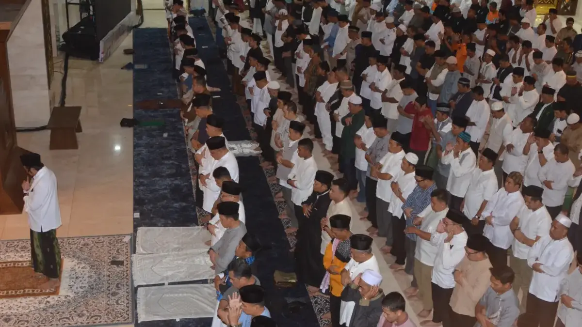 Bupati Bogor Rudy Susmanto mengawali rangkaian agenda penutup tahun 2025 dengan Salat Subuh berjamaah