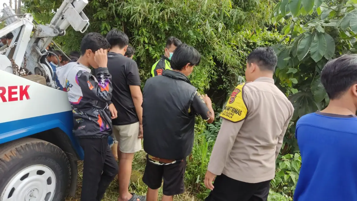 Sopir Diduga Mengantuk, Sebuah Minibus Terperosok ke Jurang di Kabupaten Bogor Sopir Diduga Mengantuk, Sebuah Minibus Terperosok ke Jurang di Kabupaten Bogor