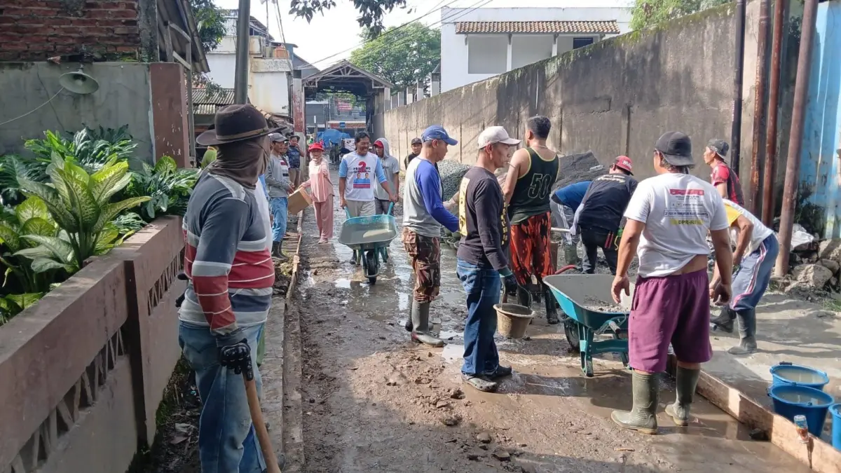Tak Kunjung Diperbaiki, Warga Desa Cintamulya Sumedang Gotongroyong Perbaiki Jalan Rusak 