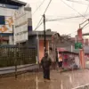 Hujan Deras Guyur Cimahi, Saluran Drainase Meluap dan Picu Banjir Meluas