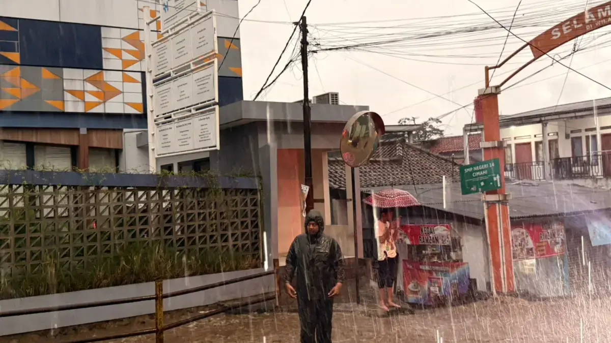 Hujan Deras Guyur Cimahi, Saluran Drainase Meluap dan Picu Banjir Meluas