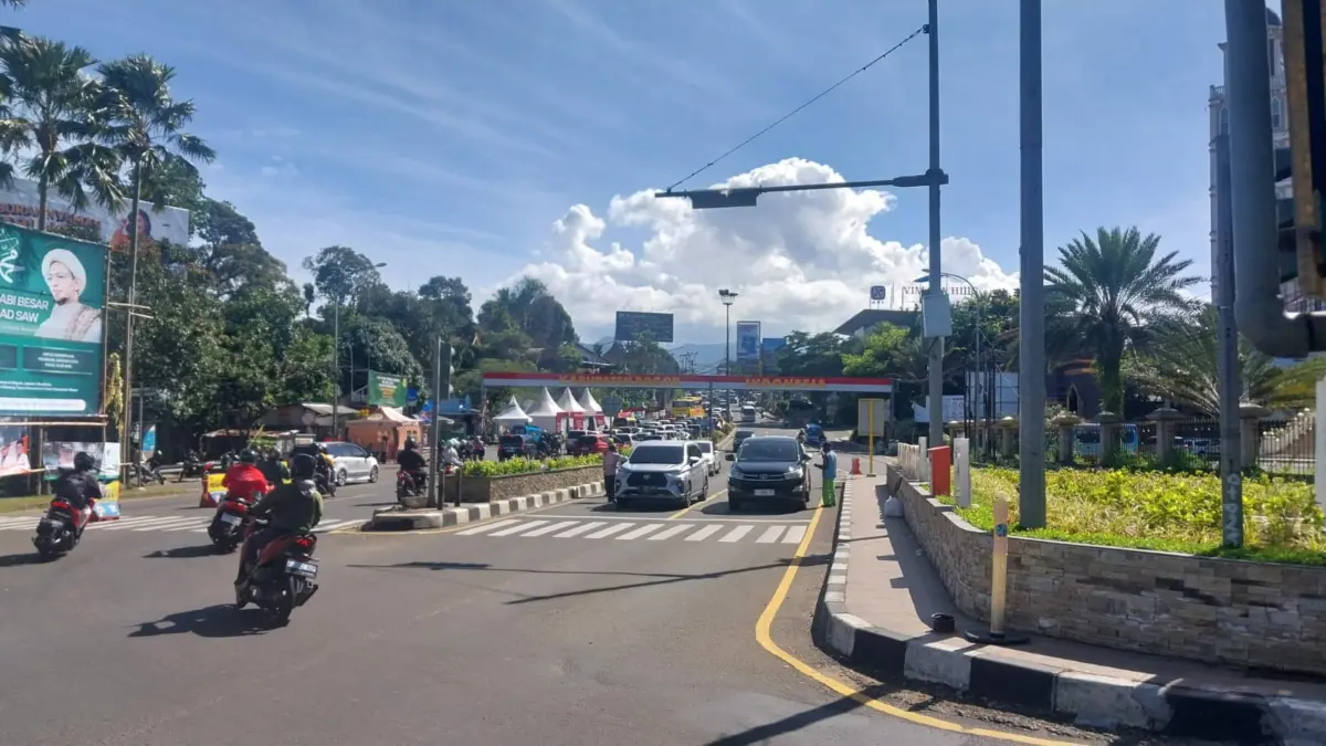 Urai Kepadatan di Puncak, Polres Bogor Berlakukan One Way Sepenggal Kondisi arus lalu lintas Simpang Gadog, pada Minggu (28/12/2025). Foto: Regi