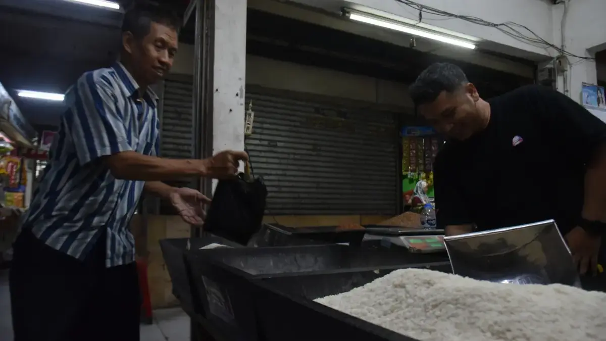 Panen Raya Tak Redam Kenaikan Harga Beras di Cimahi, Pedagang Terpaksa Naikkan Harga Warga membeli beras di Pasar Tradisional. Foto: Dimas Rachmatsyah / Jabar Ekspres