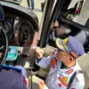 Petugas Dishub Bandung Barat tengah memeriksa kelengkapan administrasi kendaraan dan pengemudi bus di Lembang.