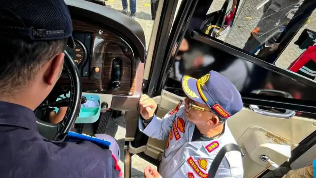 Ramp Check Jelang Tahun Baru 2026, Dishub KBB Temukan Bus Wisata Tak Laik Jalan di Lembang Petugas Dishub Bandung Barat tengah memeriksa kelengkapan administrasi kendaraan dan pengemudi bus di Lembang.