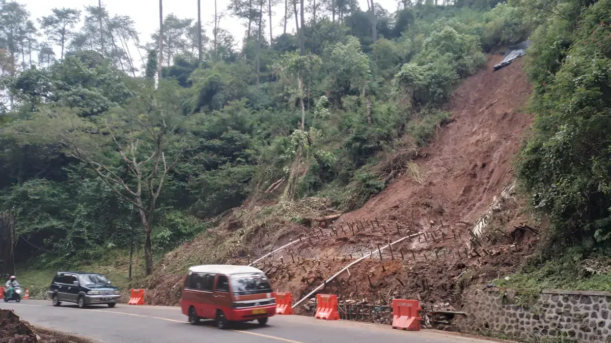 Timbul Retakan Tanah di Tebing Pascalongsor Cadas Pangeran, Antisipasi Bencana Susulan Dilakukan Timbul Retakan Tanah di Tebing Pascalongsor Cadas Pangeran, Antisipasi Bencana Susulan Dilakukan