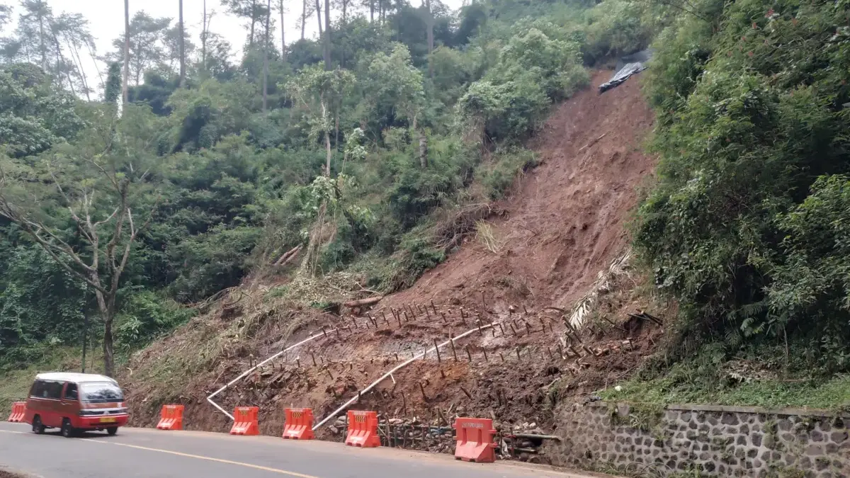 Potensi Longsor Susulan di Cadas Pangeran Bisa Kembali Terjadi, Pengendara Pilih Lewat Tol Cisumdawu Potensi Longsor Susulan di Cadas Pangeran Bisa Kembali Terjadi, Pengendara Pilih Lewat Tol Cisumdawu
