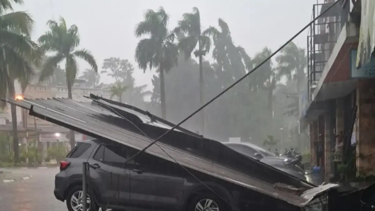 Tertiup Angin Kencang, Sebuah Kanopi Terjatuh Timpa Mobil dan Dua Motor di Tanah Sareal Bogor Tertiup Angin Kencang, Sebuah Kanopi Terjatuh Timpa Mobil dan Dua Motor di Tanah Sareal Bogor