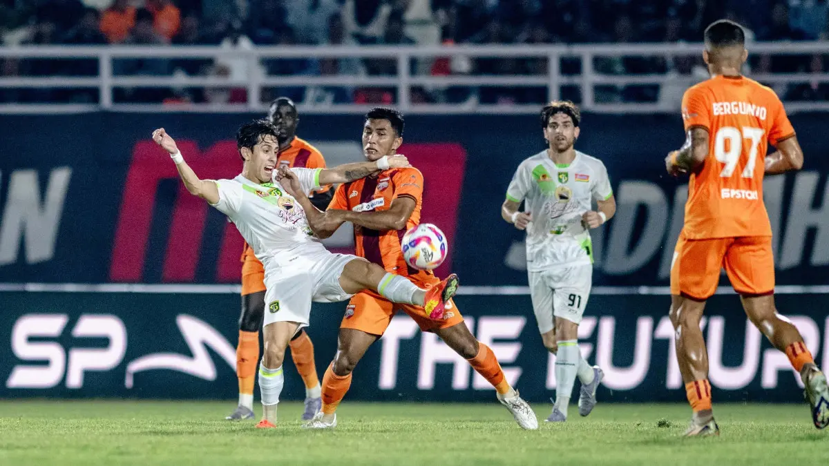Persebaya Surabaya vs Borneo FC.