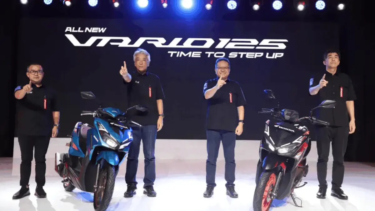 AHM_01: Kiri-Kanan: Marketing Director AHM – Octavianus Dwi, President Director AHM – Susumu Mitsuishi, Execut