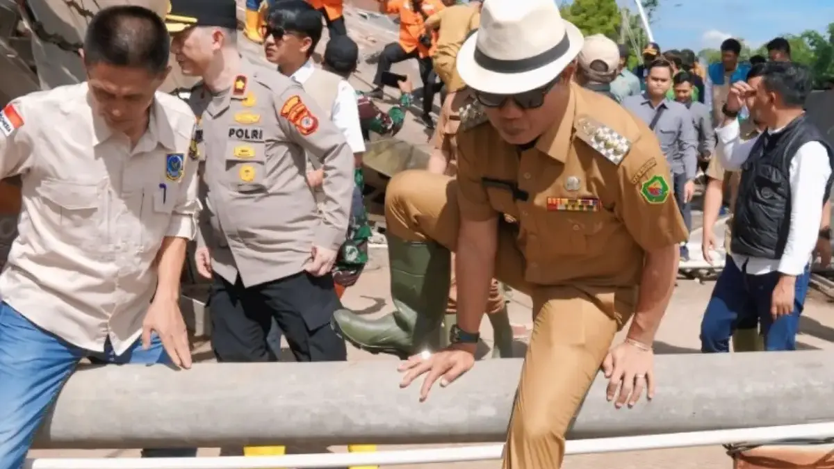 Bupati Bandung Terjun ke Lokasi Longsor Arjari, Minta Proses Pencarian Lebih Cepat! Longsor di Arjasari, Bupati Bandung Dadang Supriatna hari ini langsung mendatangi lokasi untuk memastikan pros