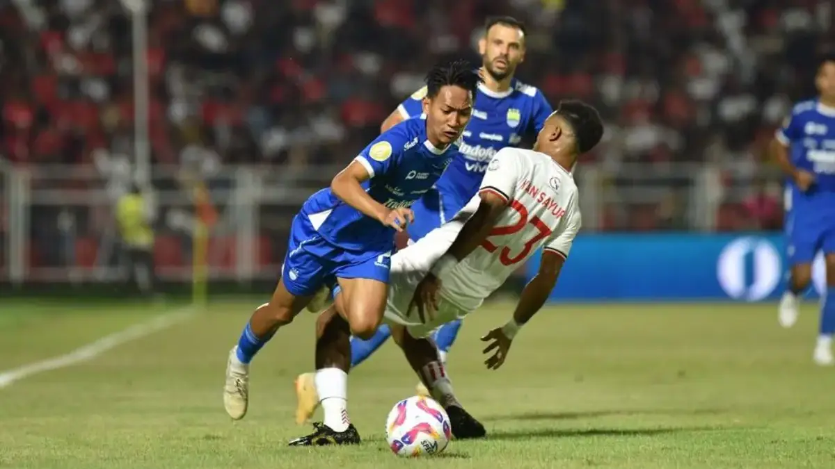 Pertandingan Malut United vs Persib Bandung di Liga 1.