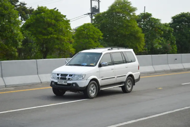 Masih Minat MPV Bermesin Bandel dan Powerful? Cek Harga Bekas Isuzu Panther Terbaru Isuzu Panther.