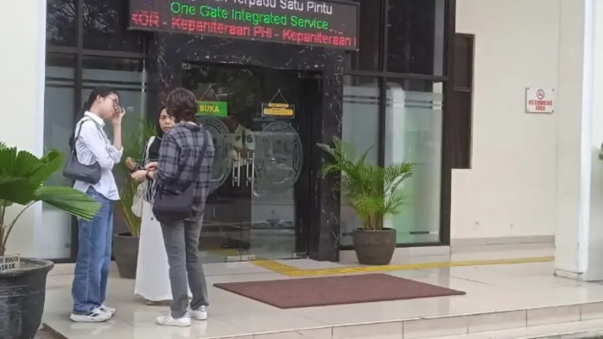 Sidang Kasus Pengadaan Mamin Oknum ASN Kota Bandung Ditunda, Dugaan Keterlibatan Anggota Dewan Menguat! Sidang kasus penipuan dan penggelapan yang dilakukan oleh terdakwa oknum ASN Kota Bandung Mira Irawati kembali