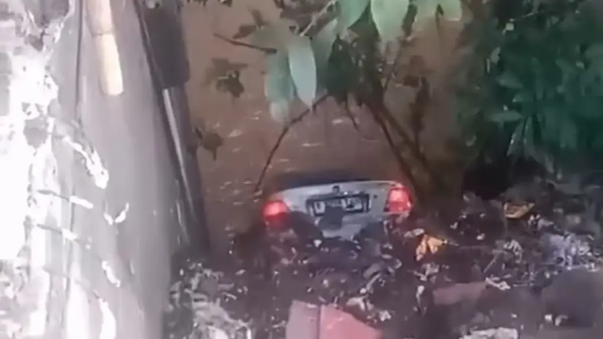 Diduga Pengemudi Mengantuk, Mobil Terperosok ke Sungai di Jalan Raya Jakarta-Bogor Diduga Pengemudi Mengantuk, Mobil Terperosok ke Sungai di Jalan Raya Jakarta-Bogor