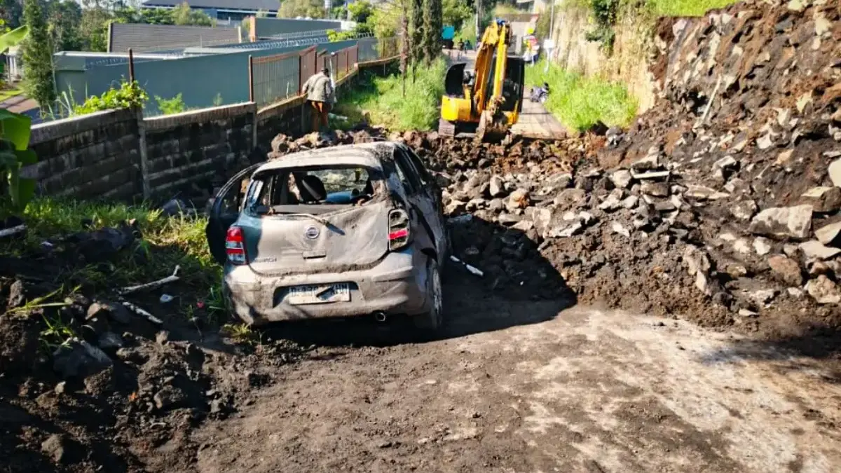 Mobil Tertimpa Longsor di Sariwangi Kabupaten Bandung Barat, Satu Keluarga Luka Ringan 