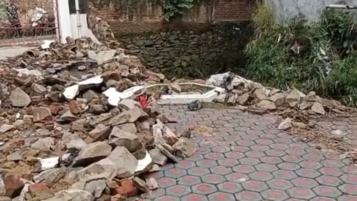 Warga Panik Selamatkan Diri! Tembok Jebol di Margaasih Diterjang Luapan Sungai Citarum, Dua Mobil Hanyut 