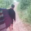Akses Kesehatan Lumpuh Akibat Jalan Rusak Parah, Warga Gununghalu Tandu Pasien dengan Sarung dan Bambu