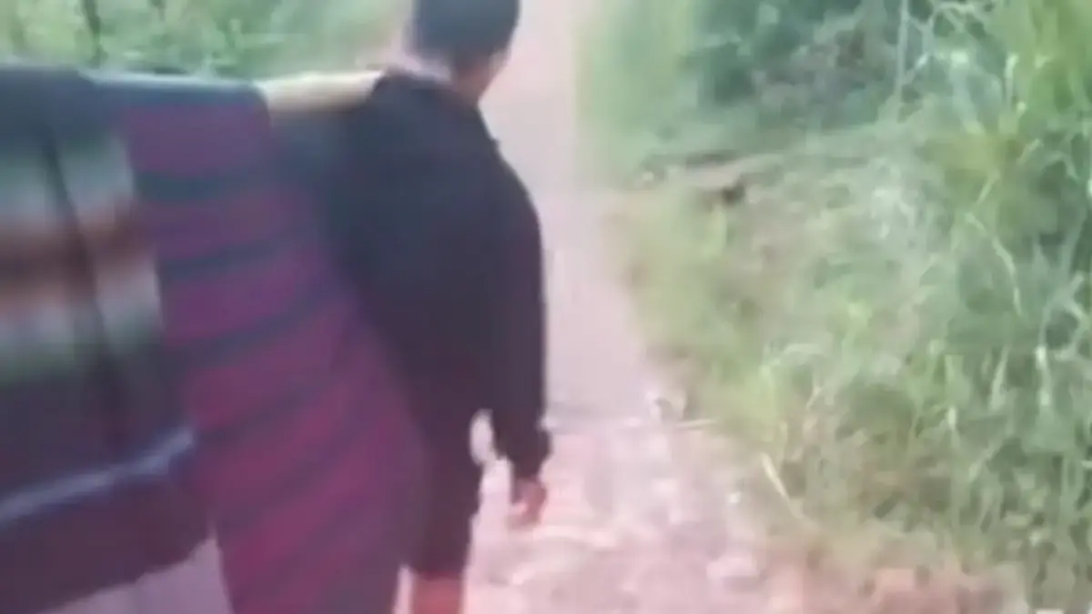 Akses Kesehatan Lumpuh Akibat Jalan Rusak Parah, Warga Gununghalu Tandu Pasien dengan Sarung dan Bambu