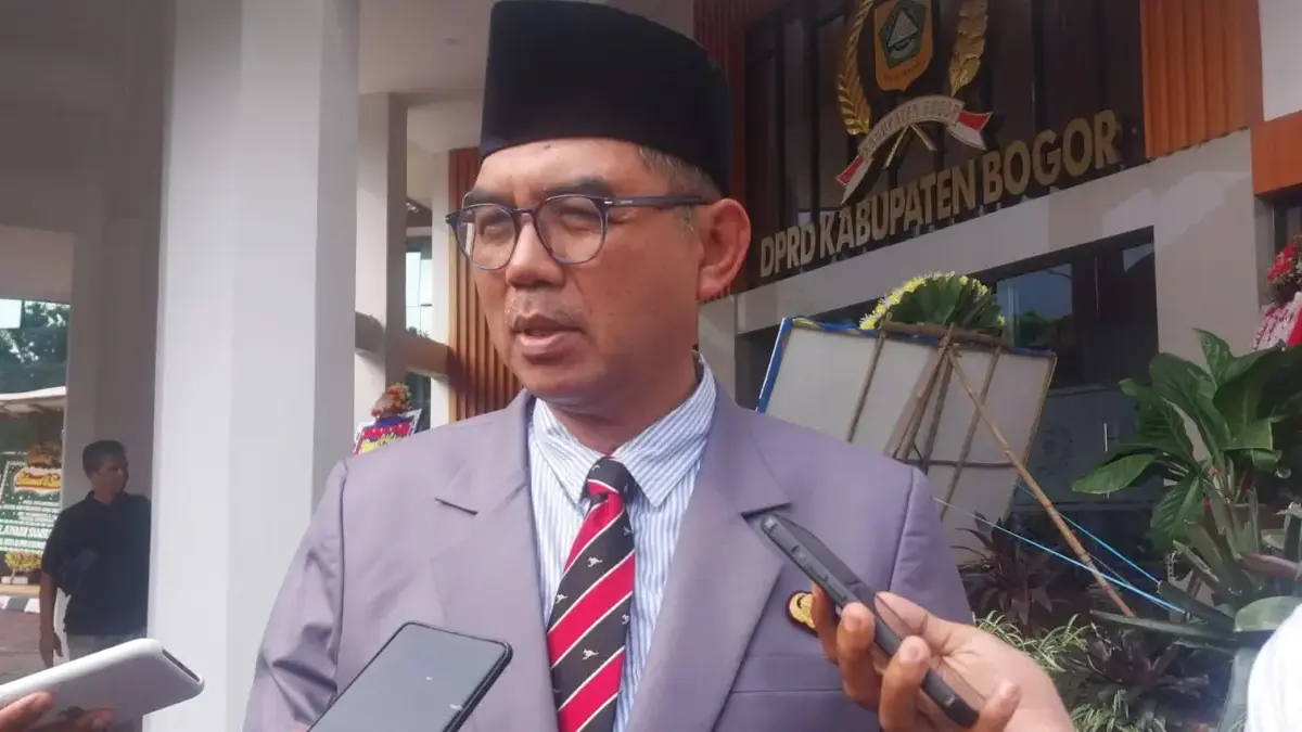 Sekda Kabupaten Bogor Ajat Rochmat Jatnika saat memberikan keterangan. Foto: Regi