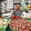 Pedagang menata bahan pokok di Pasar Modern Batununggal, Kota Bandung, Rabu (3/12). Foto: Dimas Rachmatsyah /