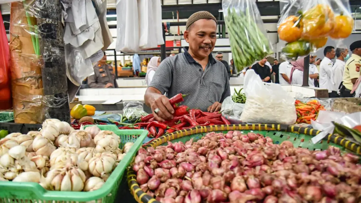 Pedagang menata bahan pokok di Pasar Modern Batununggal, Kota Bandung, Rabu (3/12). Foto: Dimas Rachmatsyah /
