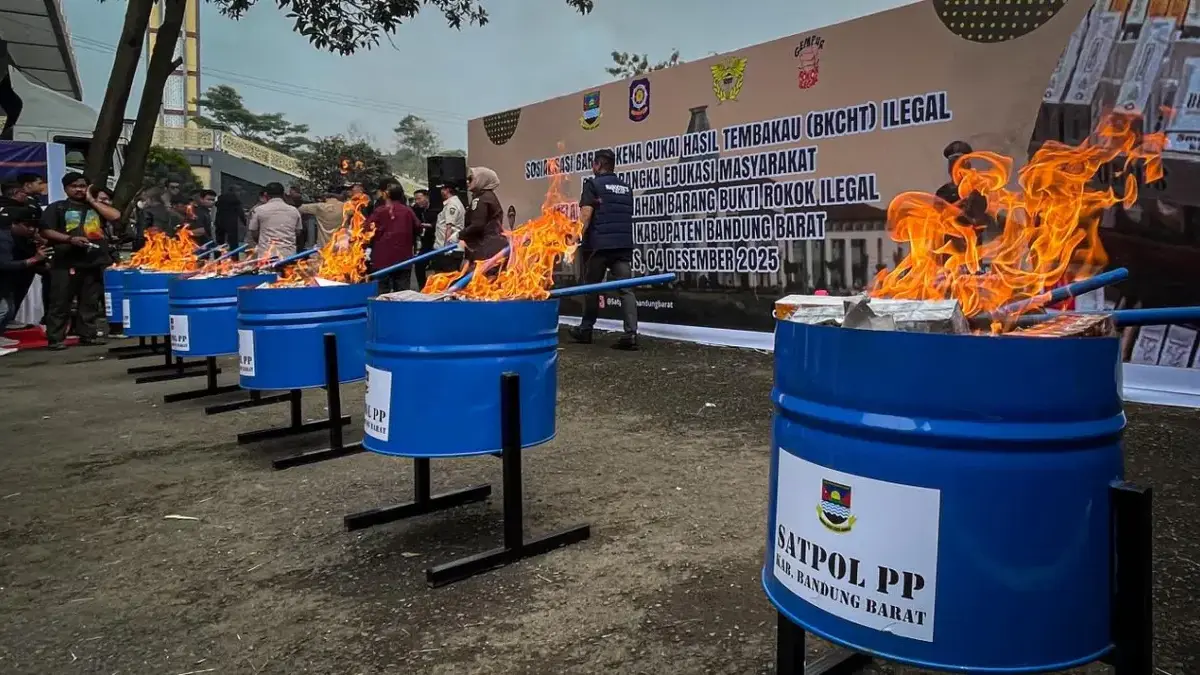 Sebanyak 2.1 juta batang rokok ilegal dimusnahkan Bea Cukai Bandung di pelataran Masjid Ash Siddiq, Komplek Pe