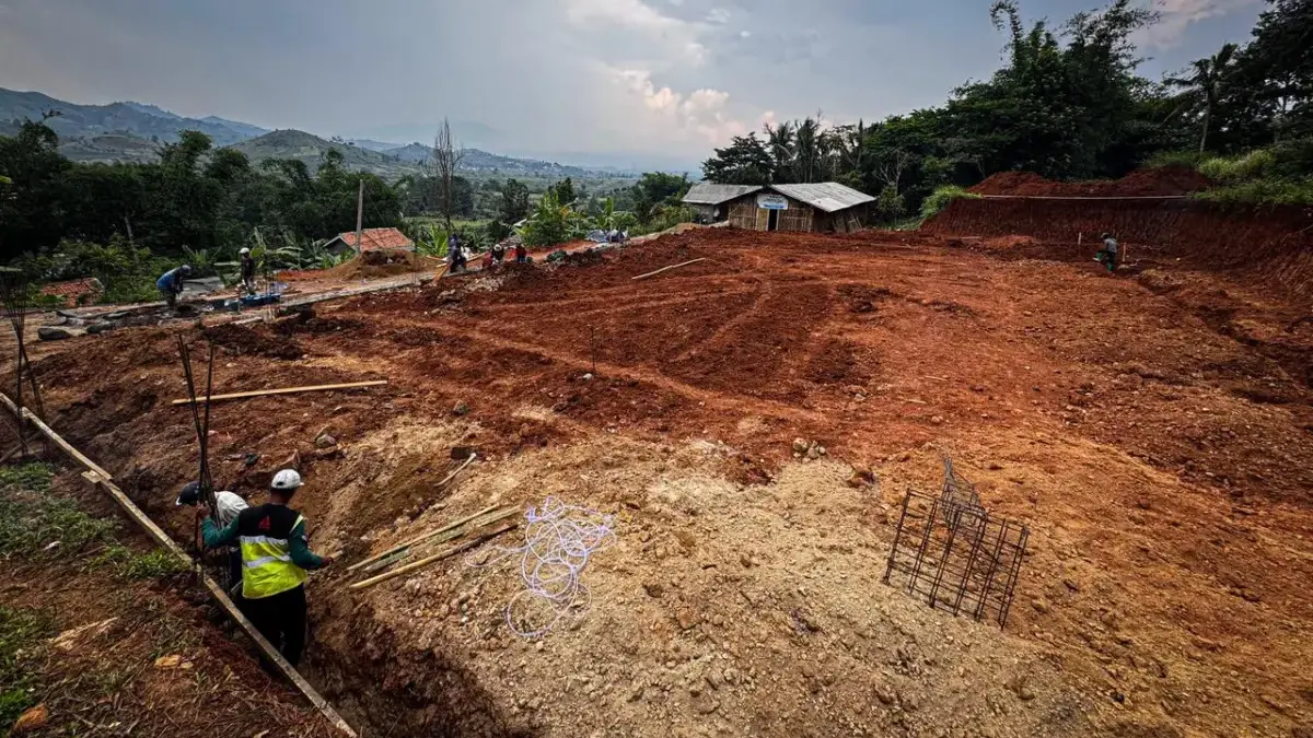 Keterbatasan Lahan Hambat Pembangunan Gerai KDMP di 95 Desa Bandung Barat Aktivitas pembangunan Gerai Koperasi Desa Merah-Putih (KDMP) di Desa Girimukti, Kecamatan Saguling, Bandung Ba