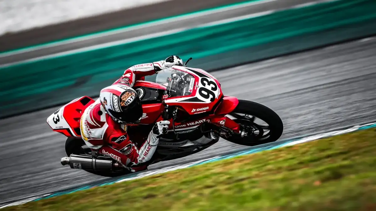 Pebalap Astra Honda Racing Team (AHRT) berpeluang cetak sejarah balap untuk Indonesia dengan mengawinkan gelar
