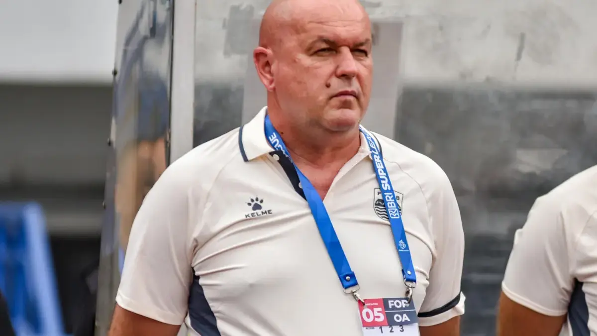 Pelatih Persib Bandung Bojan Hodak saat mendampingi tim asuhnya menjelang laga BRI Super League di Stadion Ge